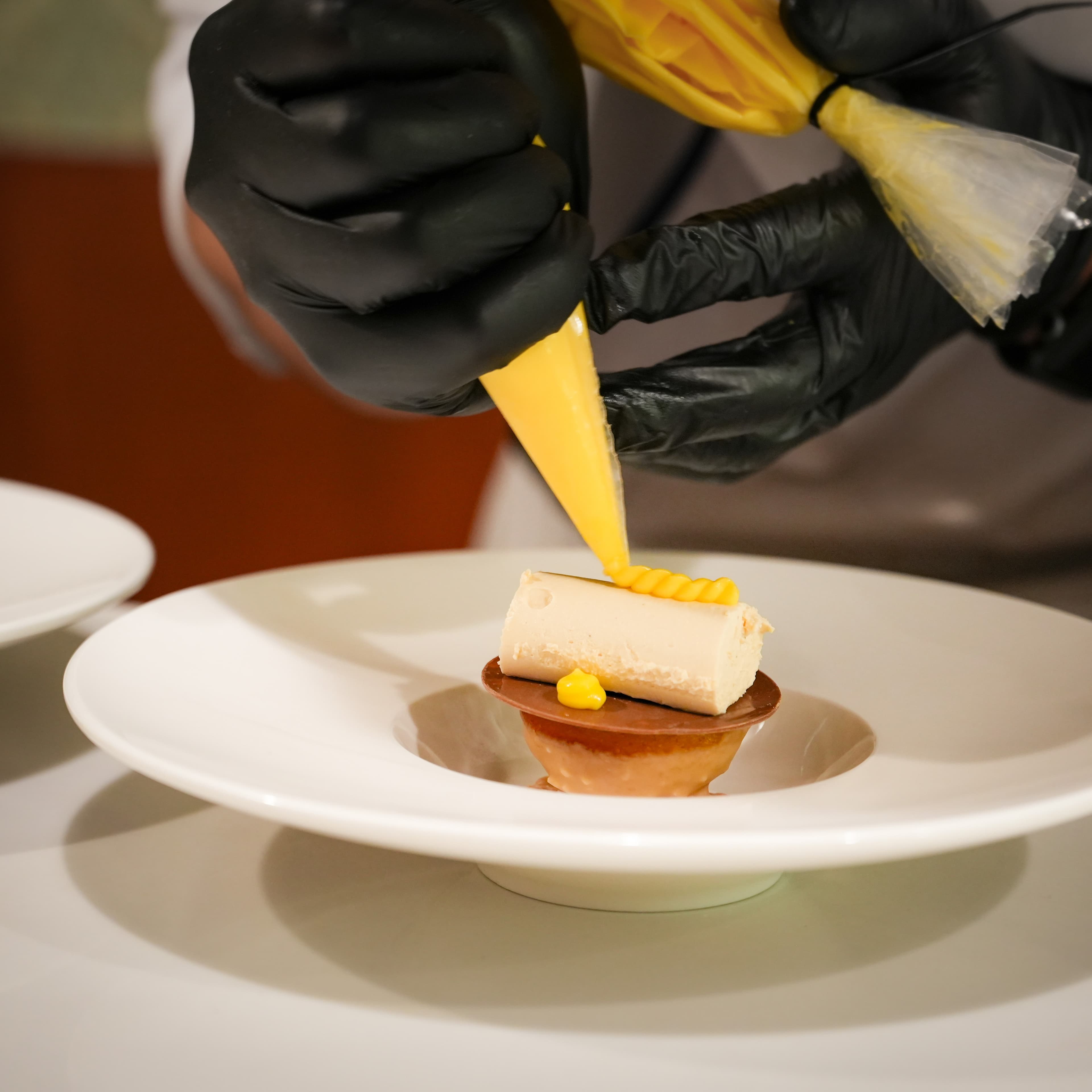 보고 먹고 감탄하는 디저트 코스의 세계